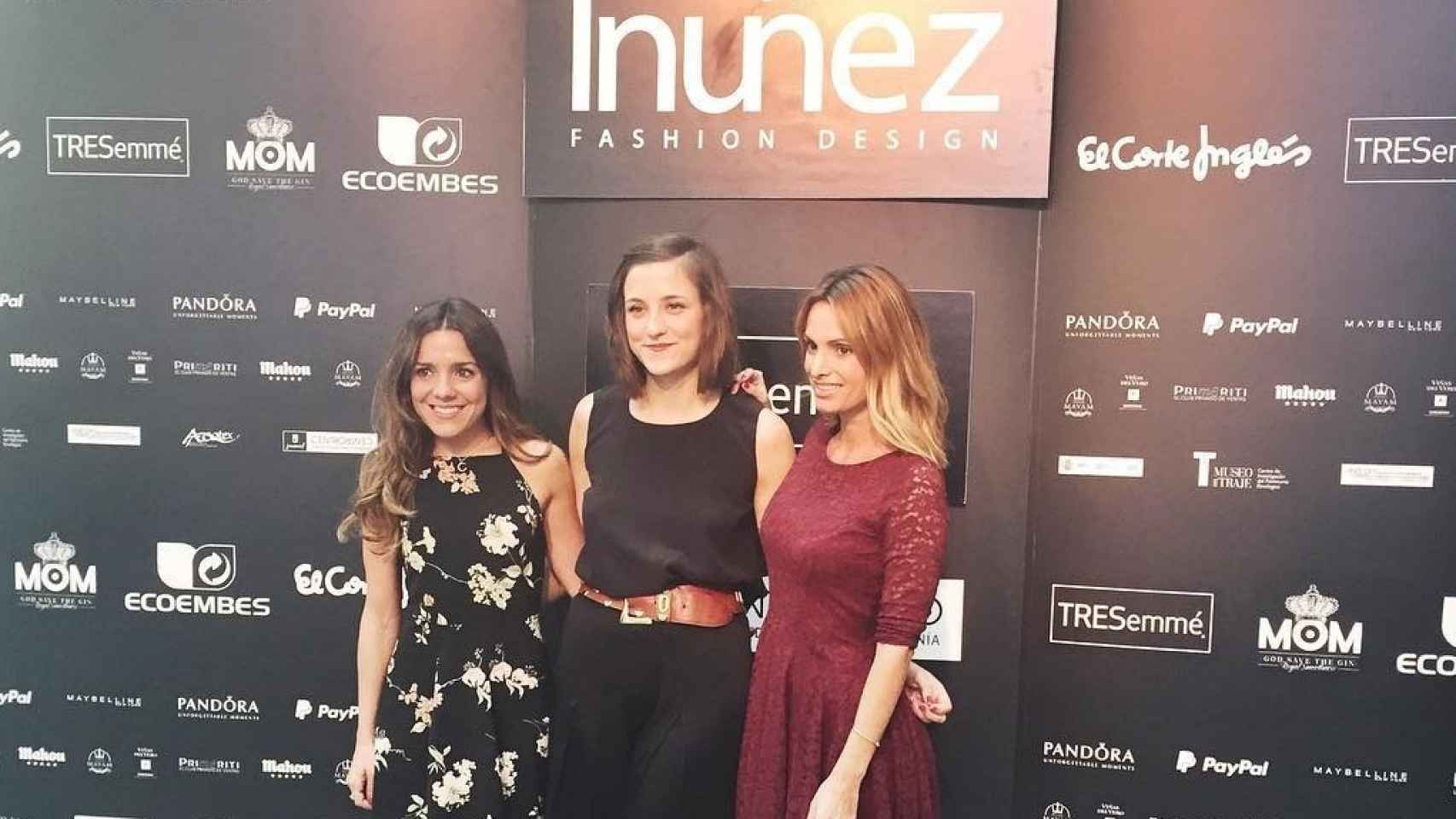 Paula Ordovás, la diseñadora Inés Nuñez y Andrea Pascual en la MFShow