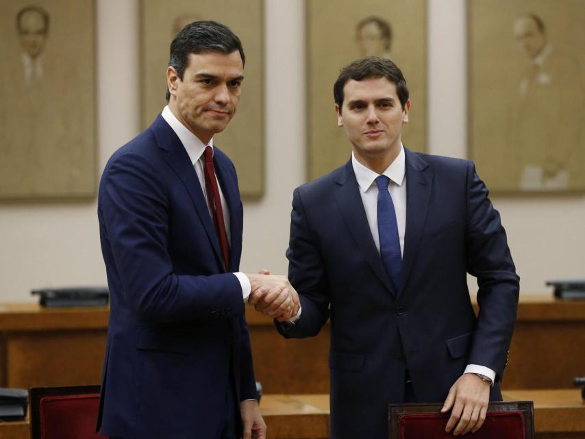 Pedro Sánchez y Albert Rivera tras la firma del pacto.