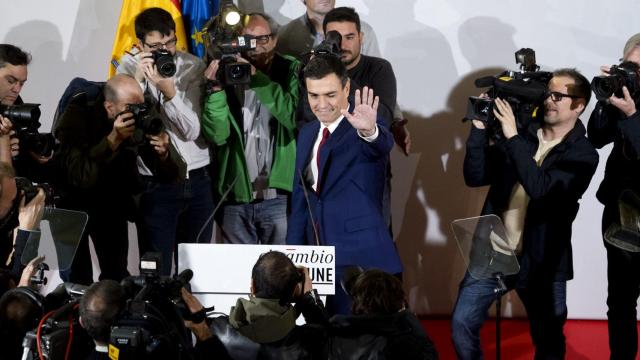 Sánchez, ante sus barones en un acto de la precampaña electoral.