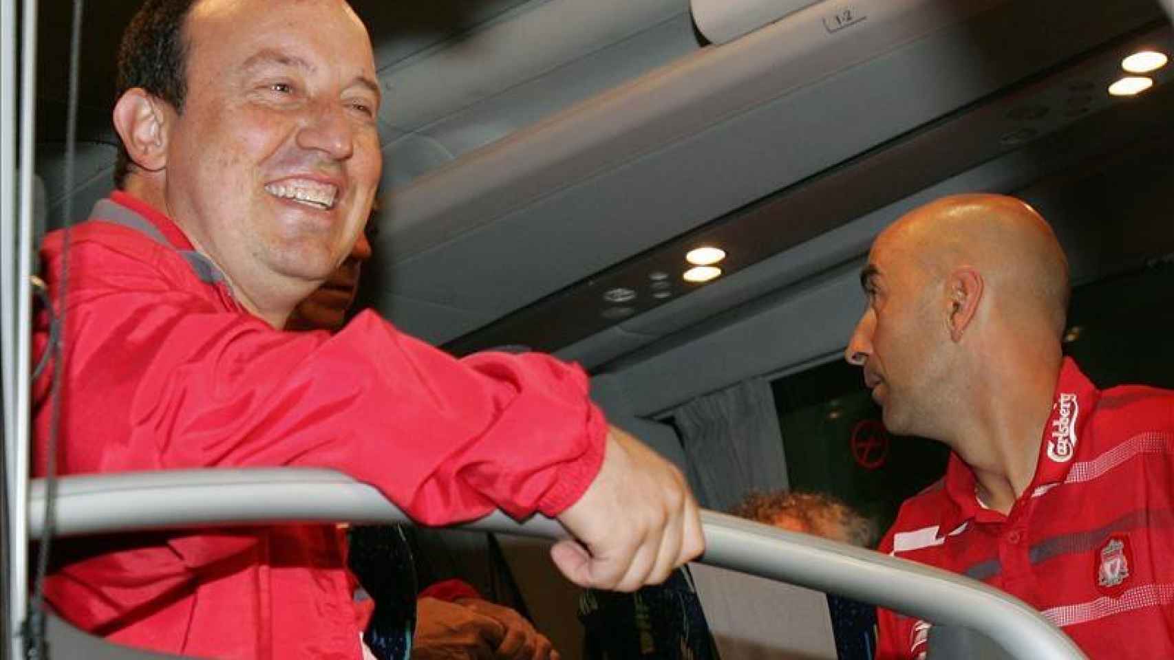 Pako Ayestarán, en el autobús con Rafa Benítez.