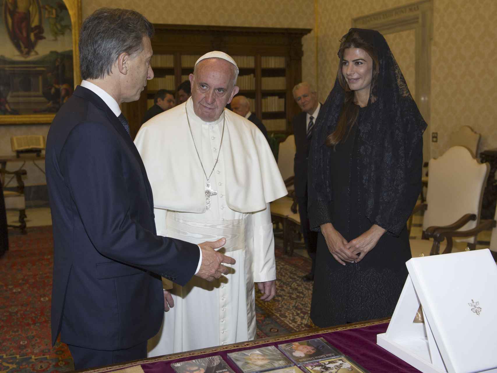 Mauricio Macri, con su mujer, junto al Papa Francisco.