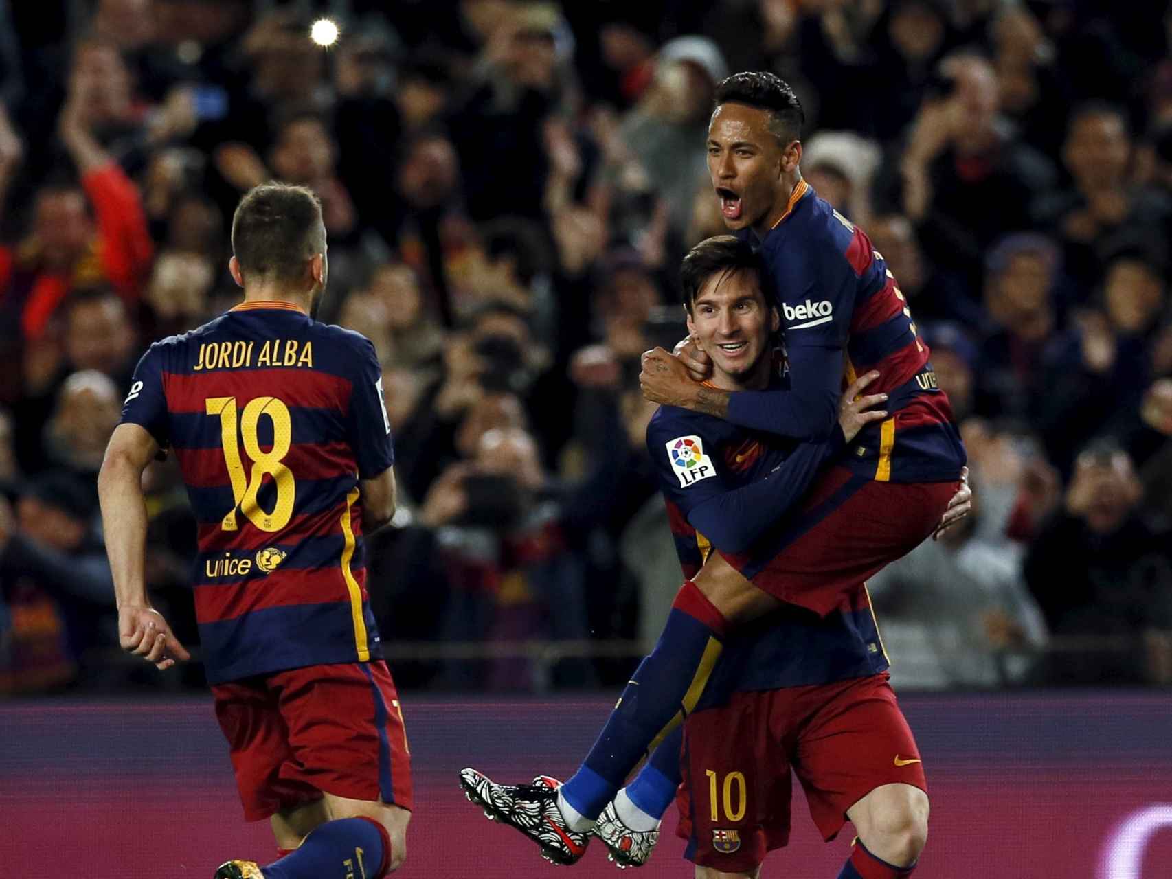 Messi y Neymar celebran un el primer gol.