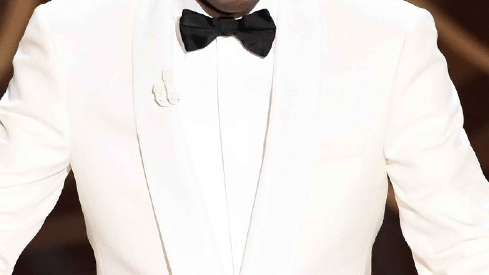El presentador de la gala utilizó un micro de solapa blanco a conjunto con su chaqueta