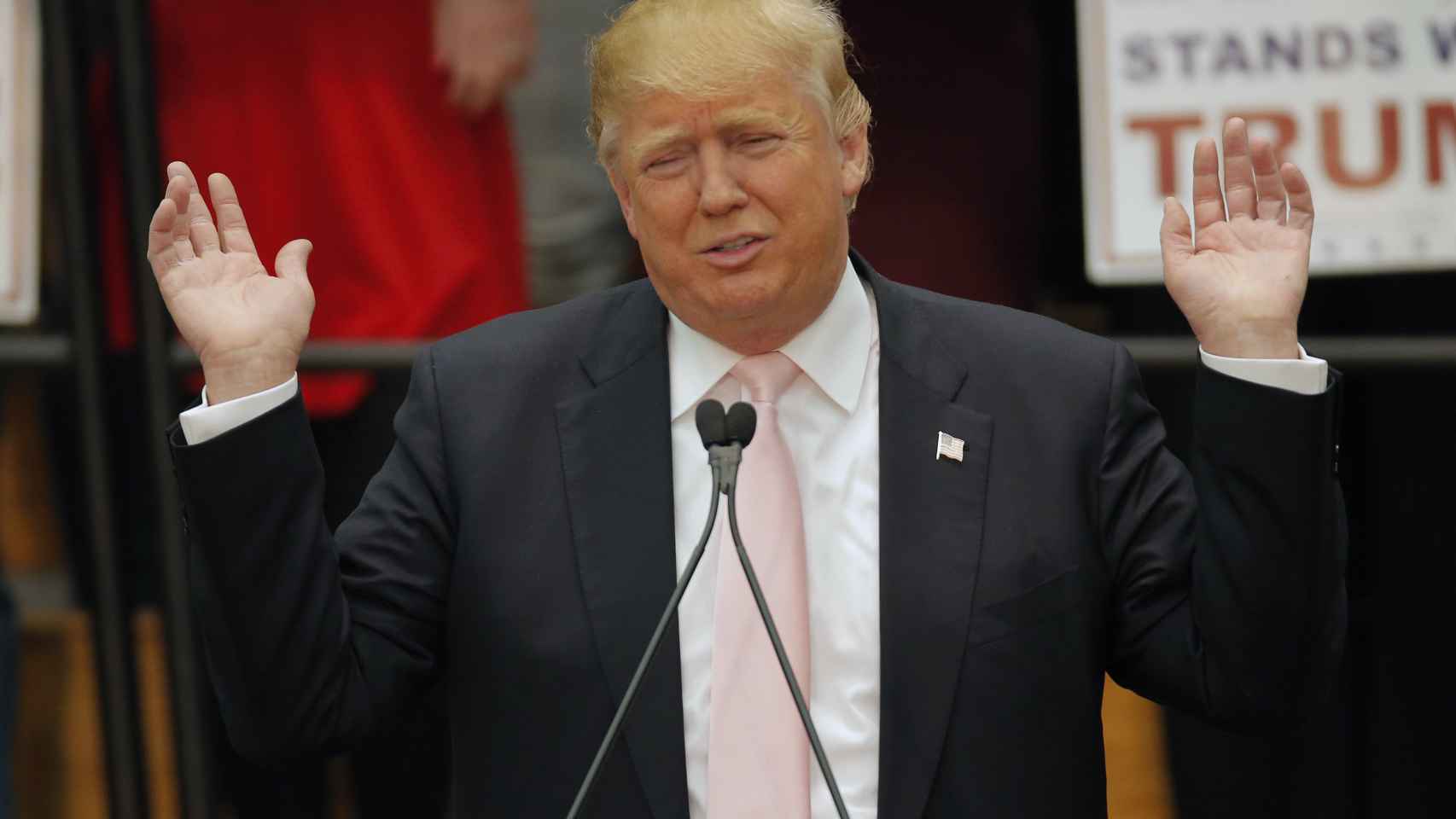 El republicano Donald Trump pide el voto durante un mitin en Radford (Virginia).