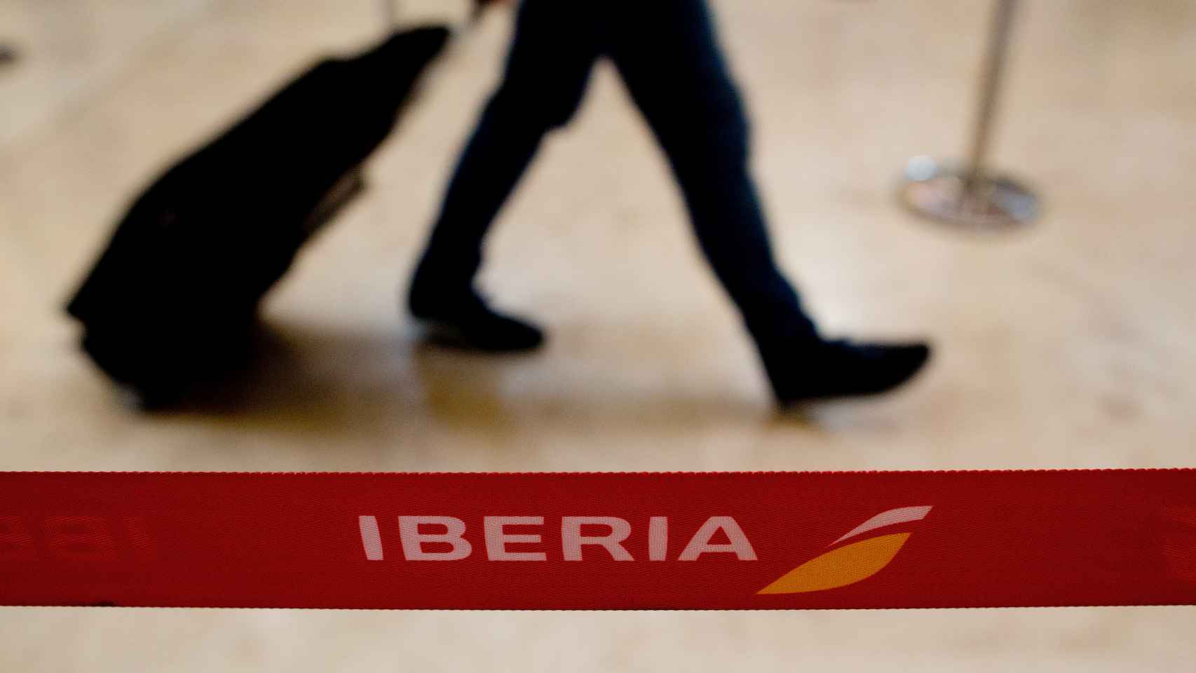 Cinta con el logo de Iberia en la T4 de Barajas