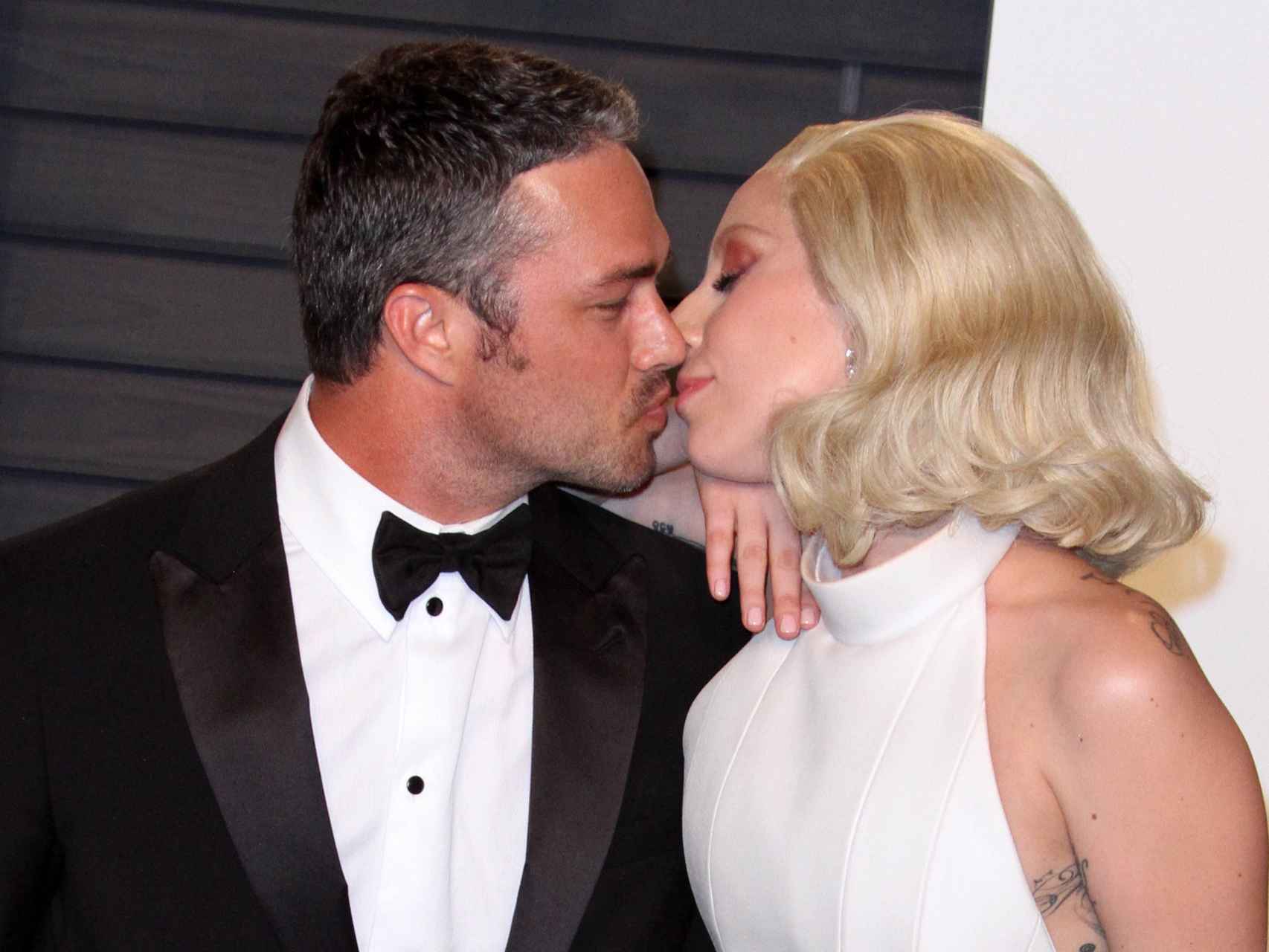 Lady Gaga besa a su pareja, el actor Taylor Kinney