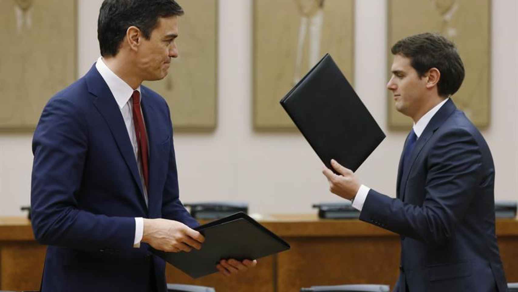 Sánchez y Rivera firman el acuerdo de investidura.