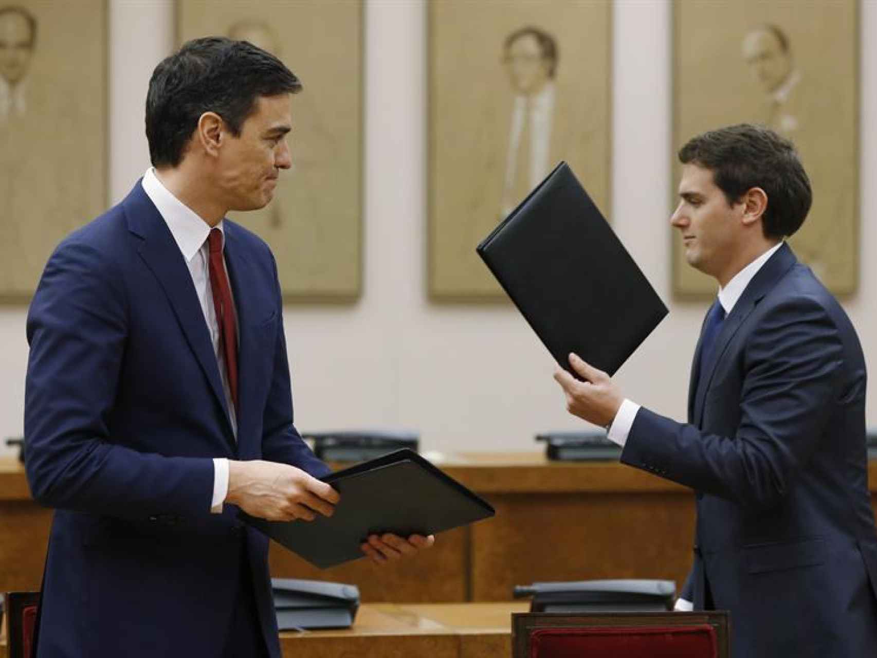 Sánchez y Rivera firman el acuerdo de investidura