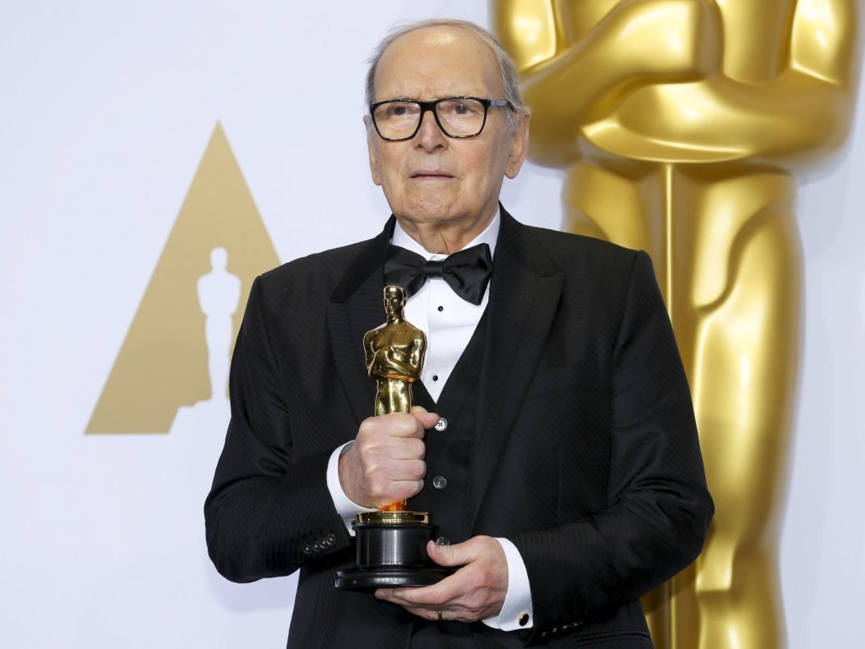 Ennio Morricone posa con su Oscar