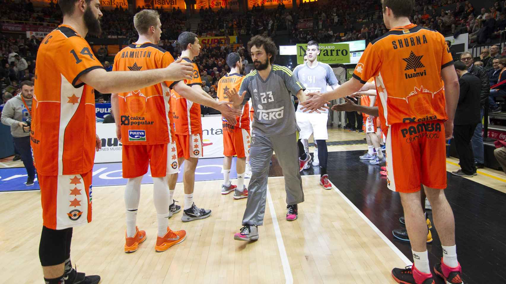 Llull en primer plano durante el pasillo copero del Valencia Basket.