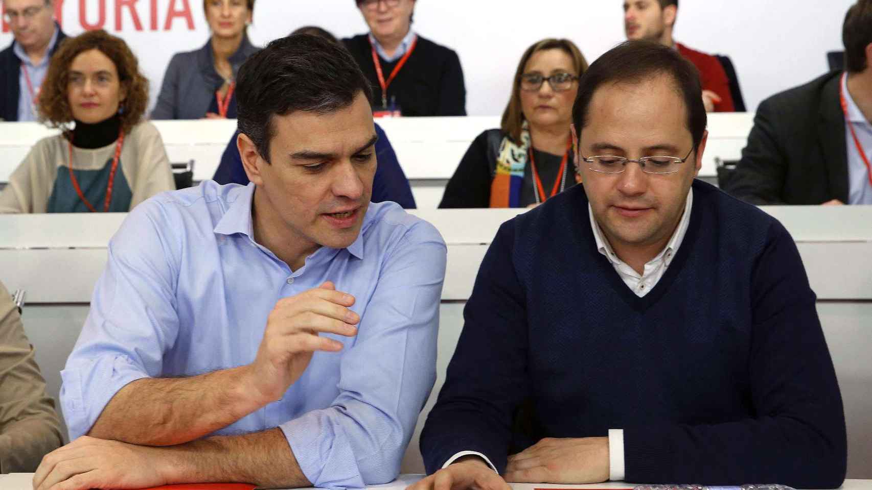 El secaretario general del PSOE, Pedro Sánchez  y el secretario de Organización, César Luena, durante el Comité Federal