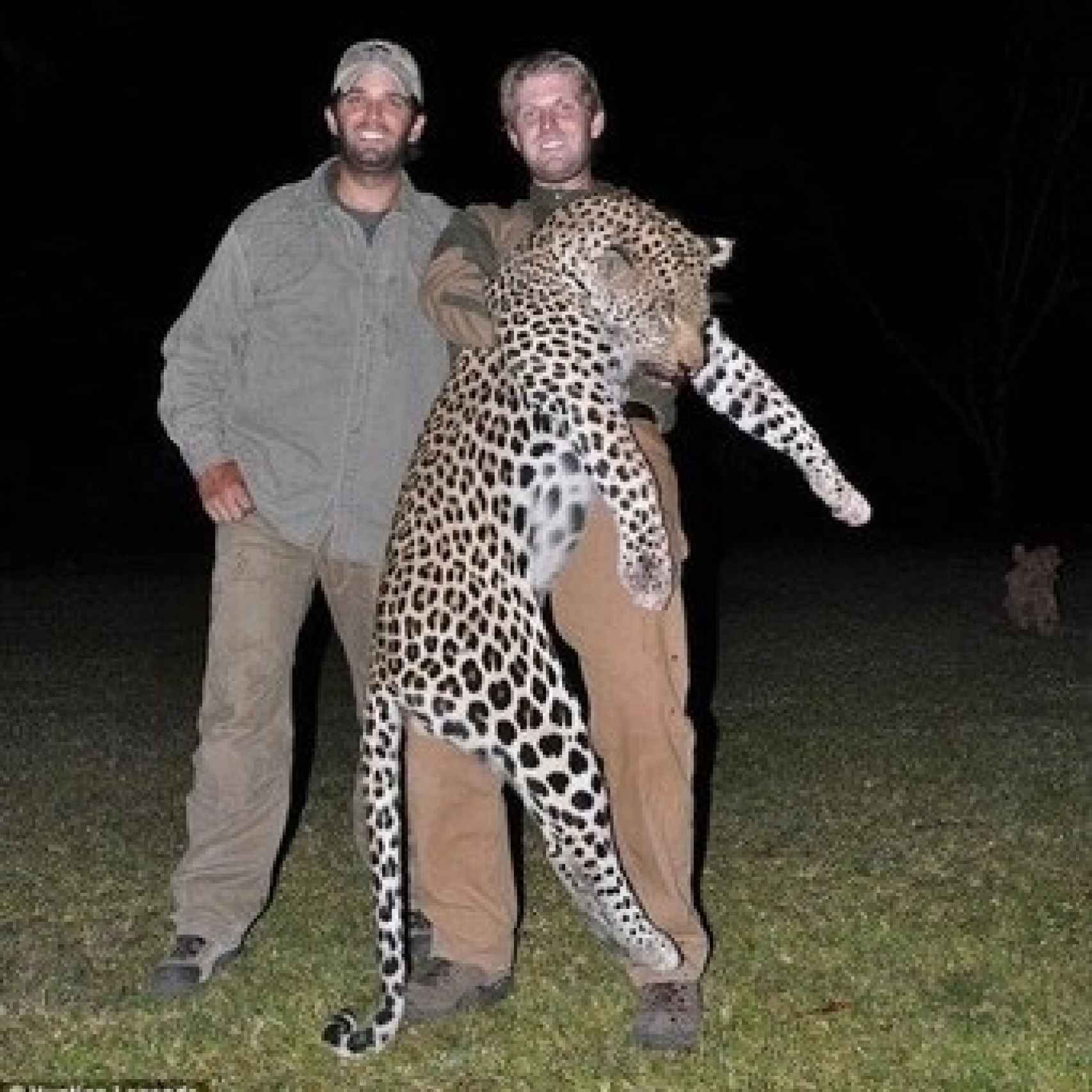 Eric Trump sostiene un leopardo muerto y a su lado un sonriente Donald Trump Jr.