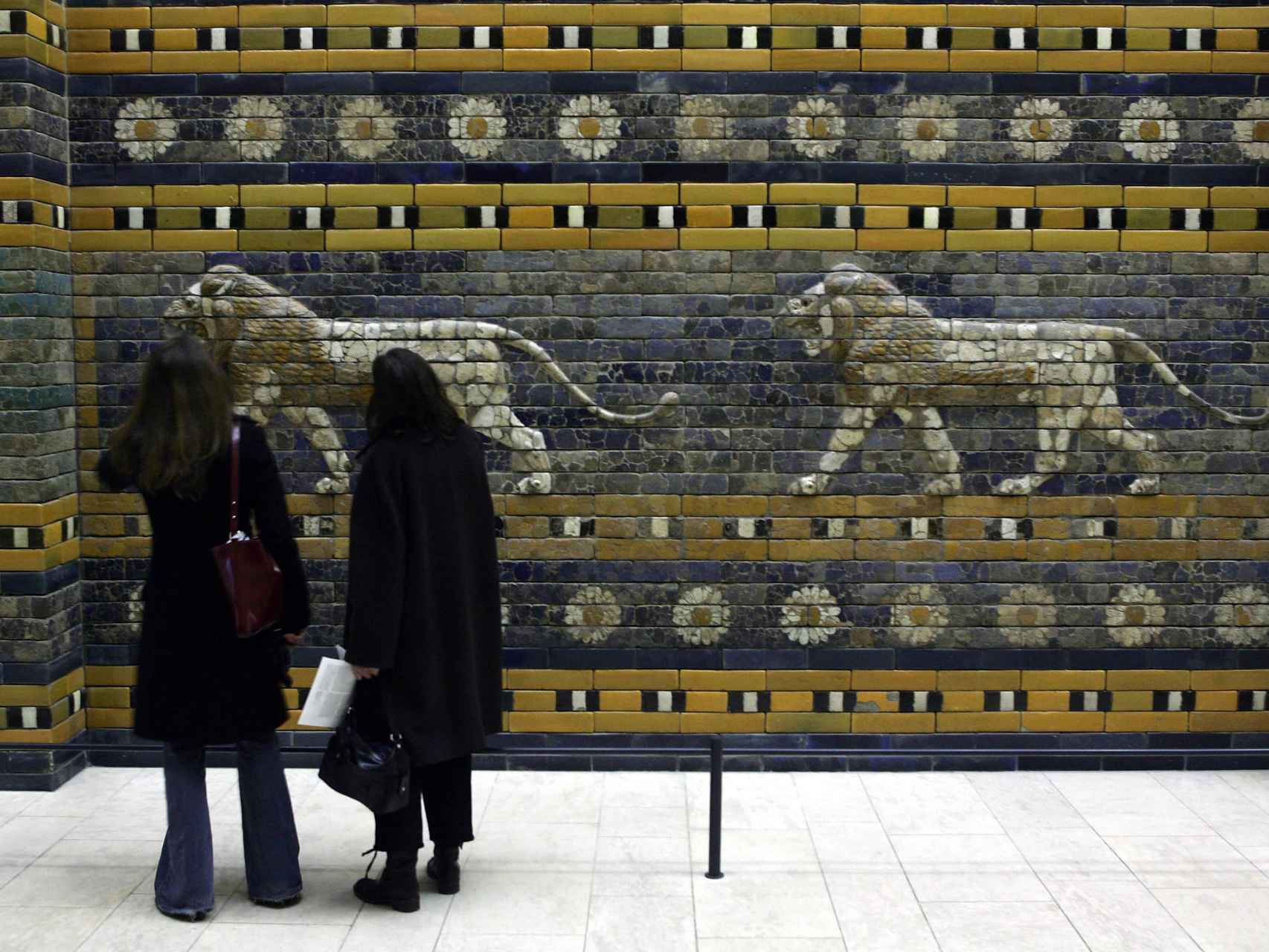 Turistas frente a los grabados de la puerta babilónica