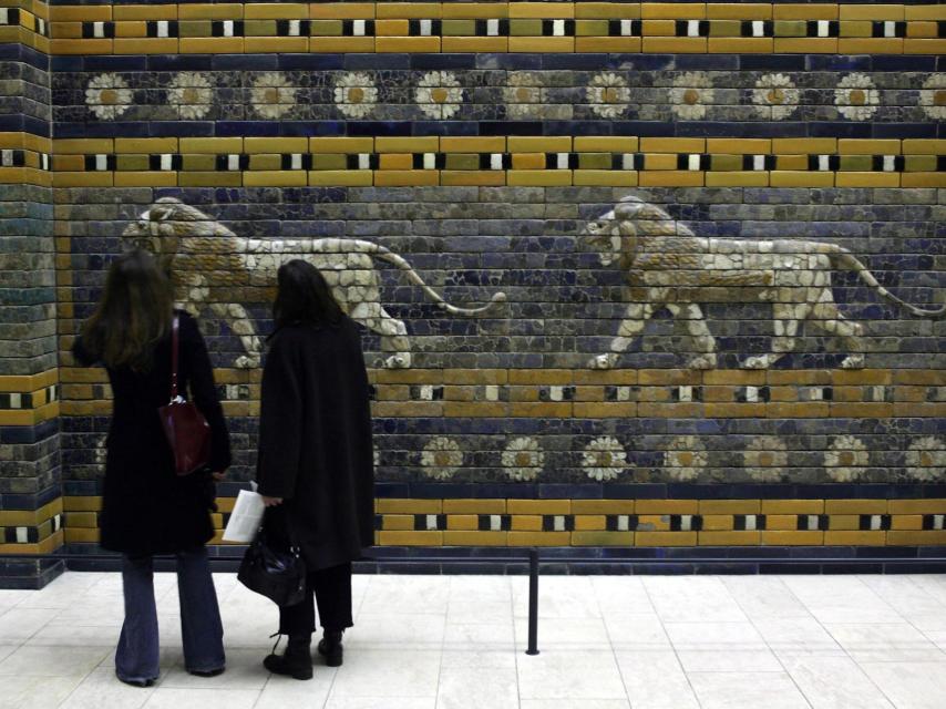 Turistas frente a los grabados de la puerta babilónica