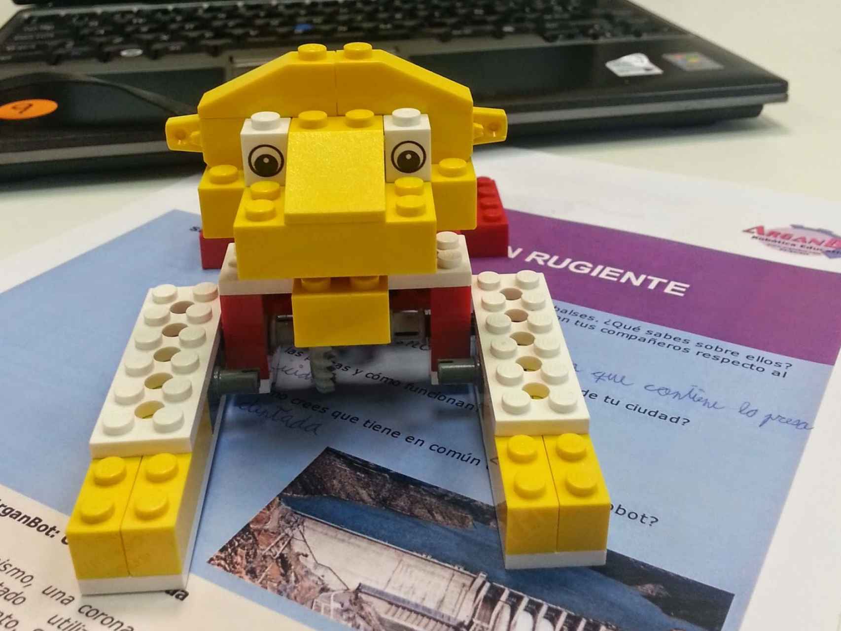 Este león es en realidad un robot hecho por niños.