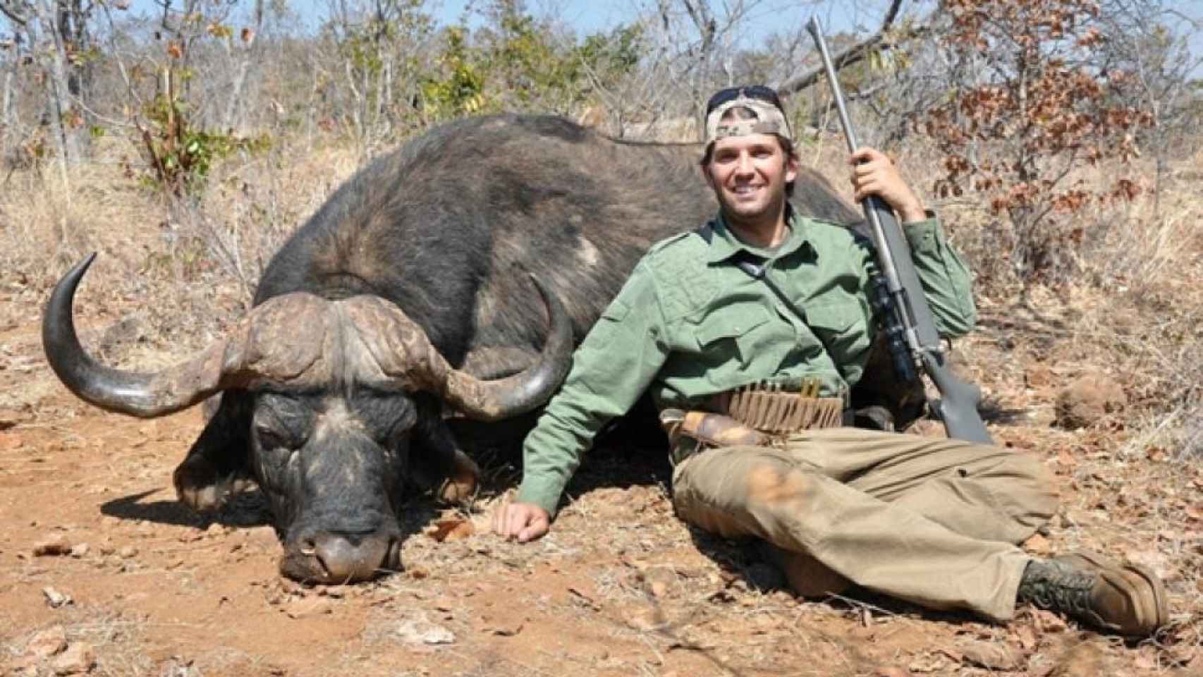 Donald Trump Jr posa con un ejemplar de búfalo africano