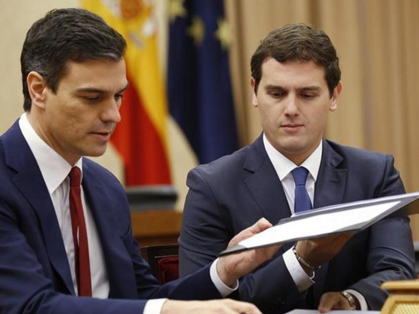 Pedro Sánchez y Albert Rivera durante la firma del acuerdo