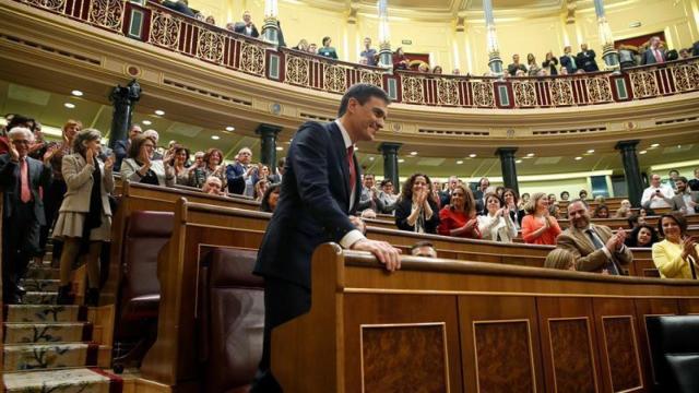 Sánchez, recibido con aplausos del Grupo Socialista.