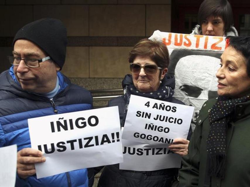 Los padres de Iñigo Cabacas en la concentración a las puertas de los juzgados de Bilbao.