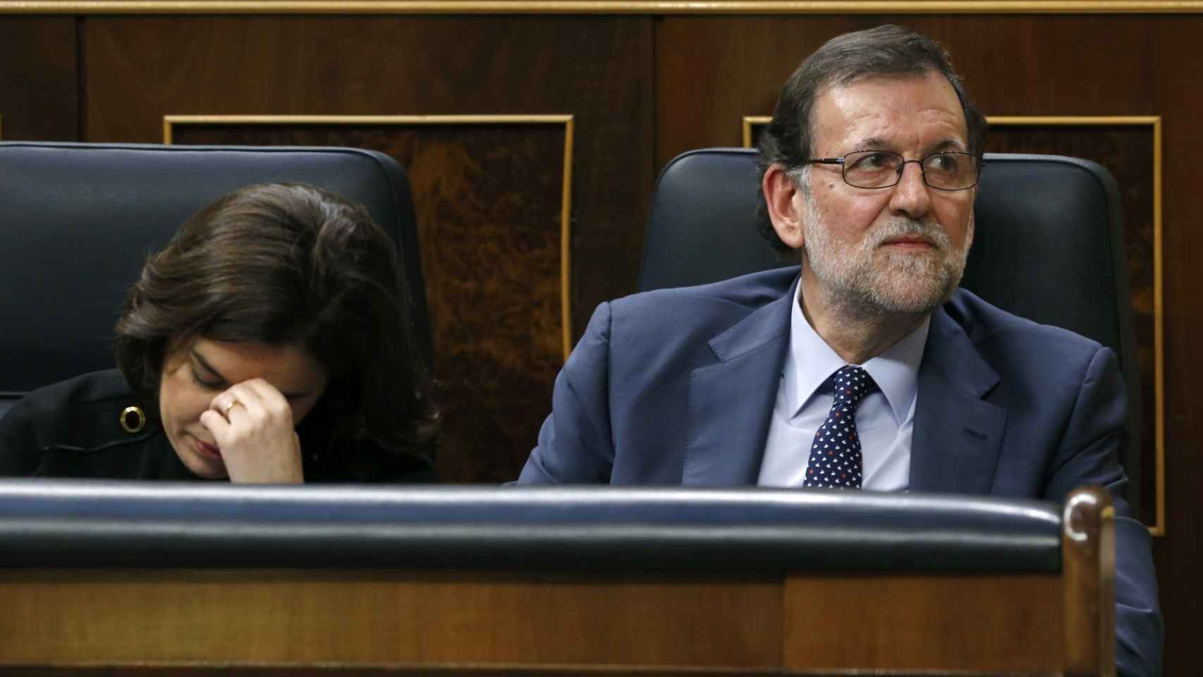 Mariano Rajoy junto a Soraya Sáenz de Santamaría durante el discurso de Pedro Sánchez.