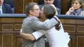 El beso entre Pablo Iglesias y Xavier Domènech, el vine de la investidura