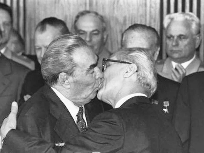 Leonidas Brezhnec y Erich Honecker en 1979