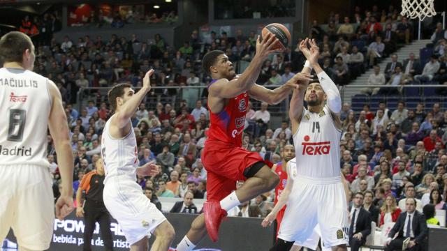 Kyle Hines anota en el Palacio de los Deportes durante el Madrid-CSKA.