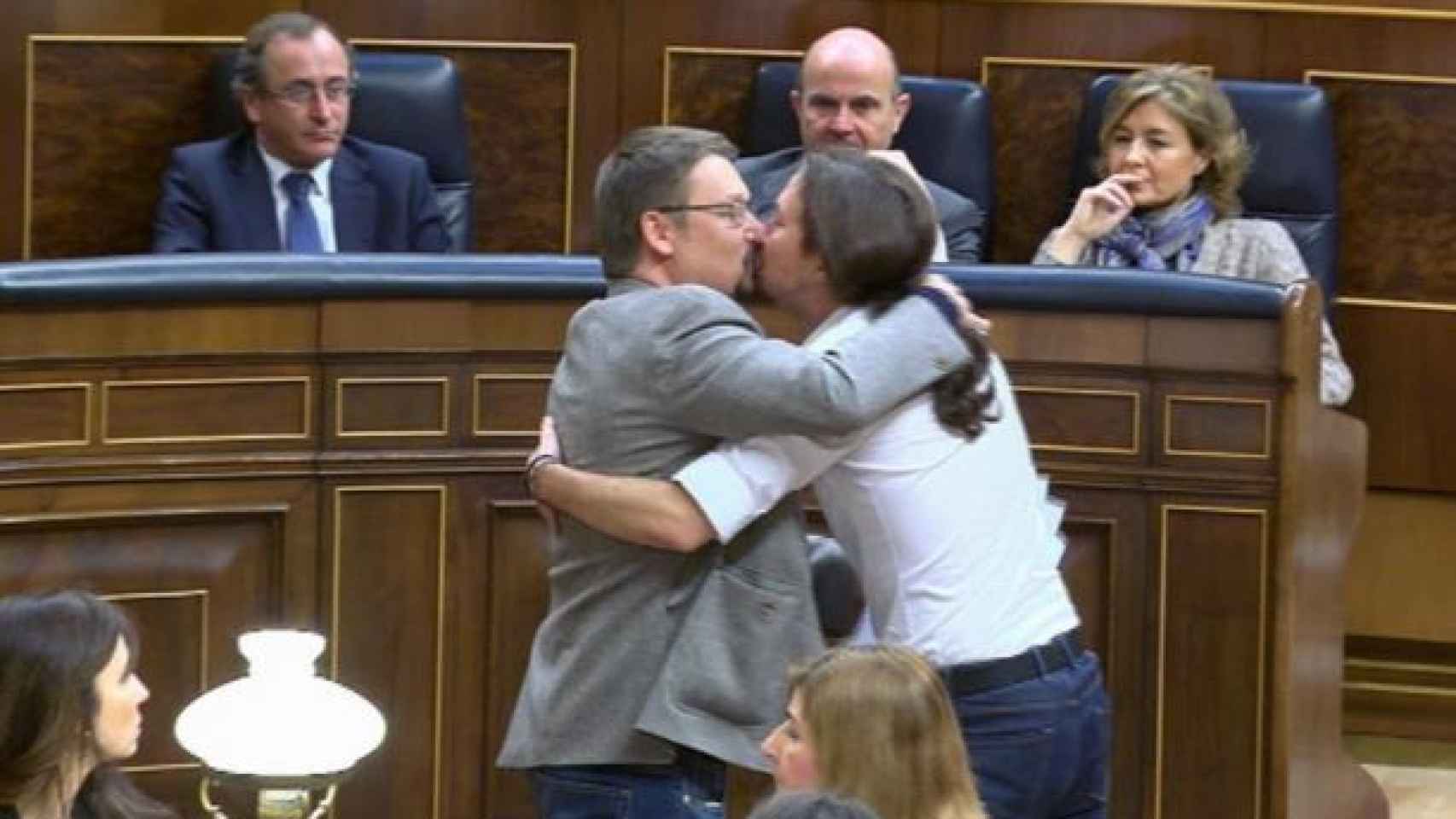 El beso entre Pablo Iglesiasy Xavier Domenech.