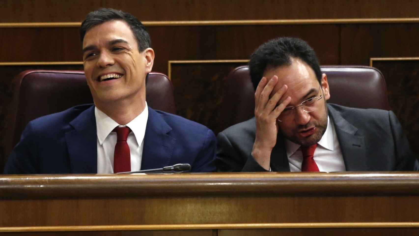 Los políticos socialistas reaccionan ante la intervención de Rajoy.