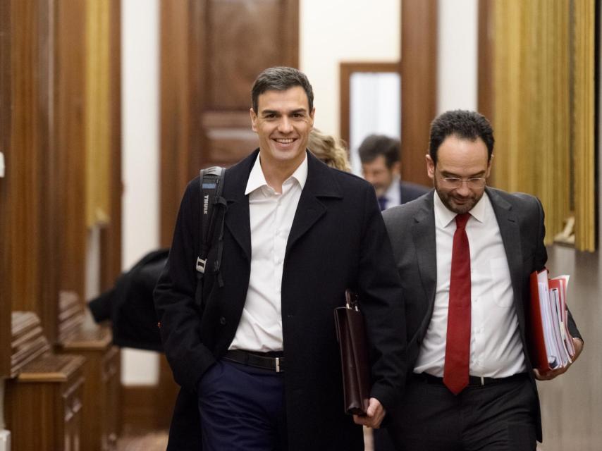 Pedro Sánchez sale de su despacho en el Congreso tras la votación de este miércoles