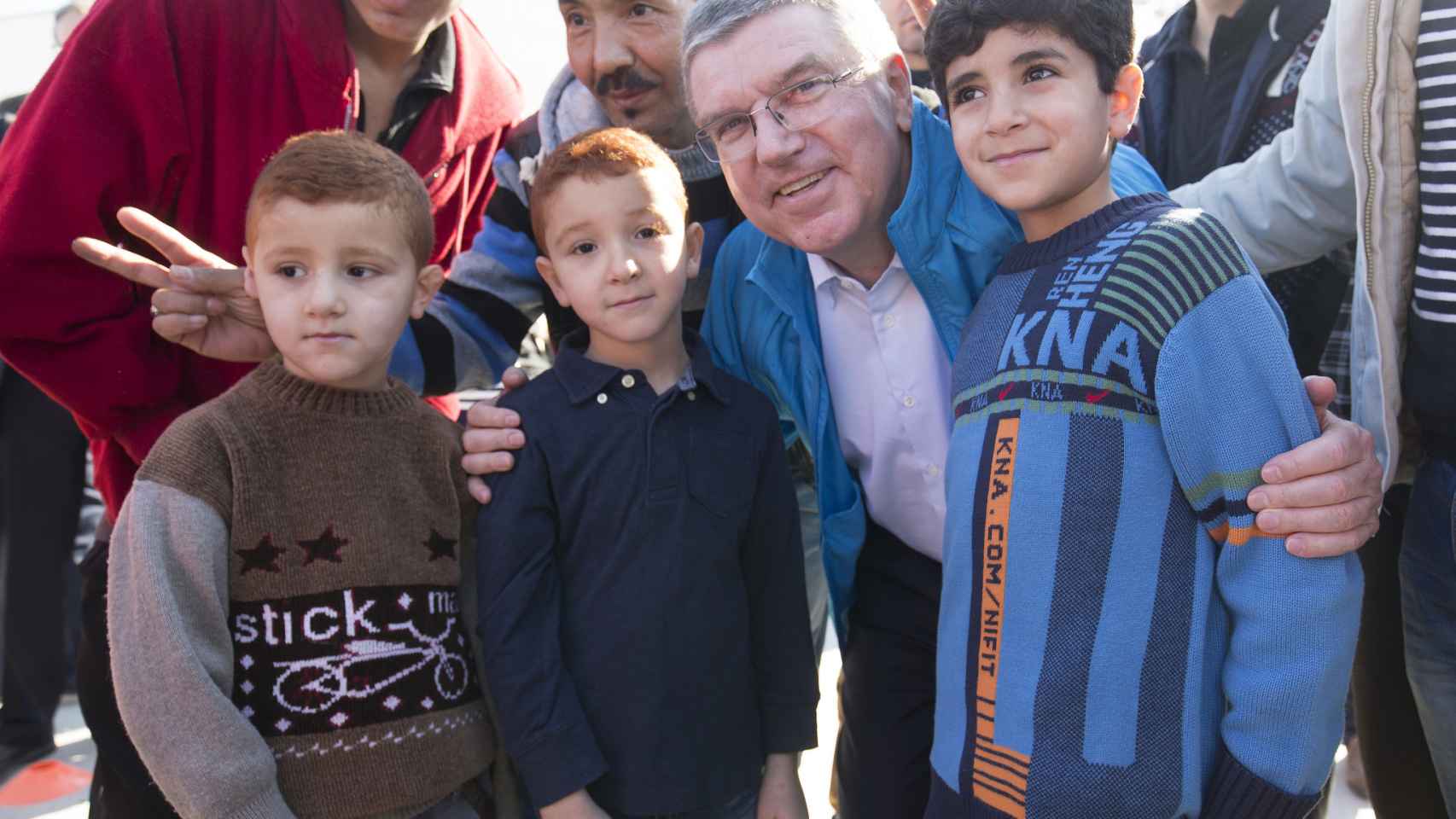 Thomas Bach, presidente del COI, junto a los refugiados en Grecia.