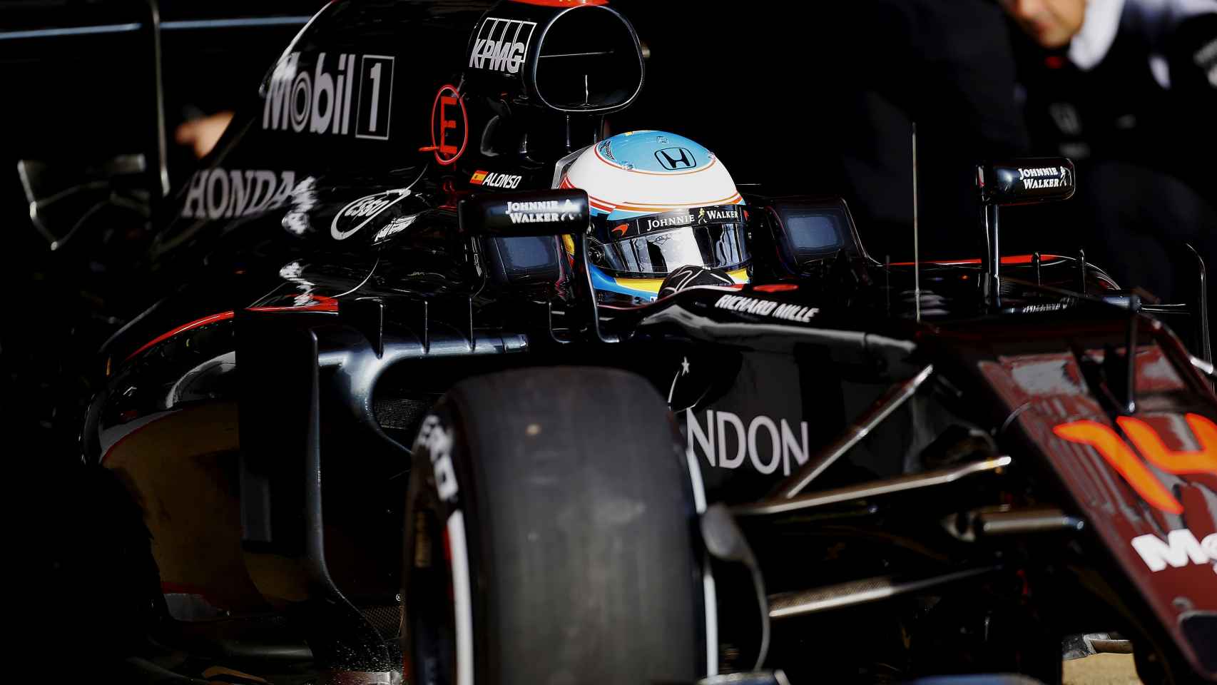 Fernando Alonso, en el box de McLaren en Montmeló.