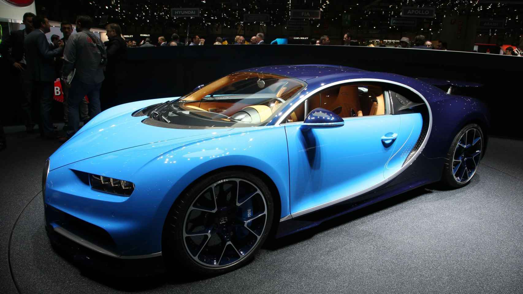 El sustituto del Bugatti Veyron es el Chiron, estrenado por todo lo alto en la ciudad helvética. Su estética es toda una provocación hacia los sentidos, pero lo más interesante está en lo que no se ve a simple vista, en este caso su tecnología. Esta joya sobre ruedas incorpora un motor de gasolina 8.0 de 16 cilindros en W, con cuatro turbocompresores y con una potencia descomunal de 1.500 CV. Con esta base mecánica, desde Bugatti aseguran que su misil es capaz de acelerar de 0 a 100 km/h en poco más de 2 segundos.
