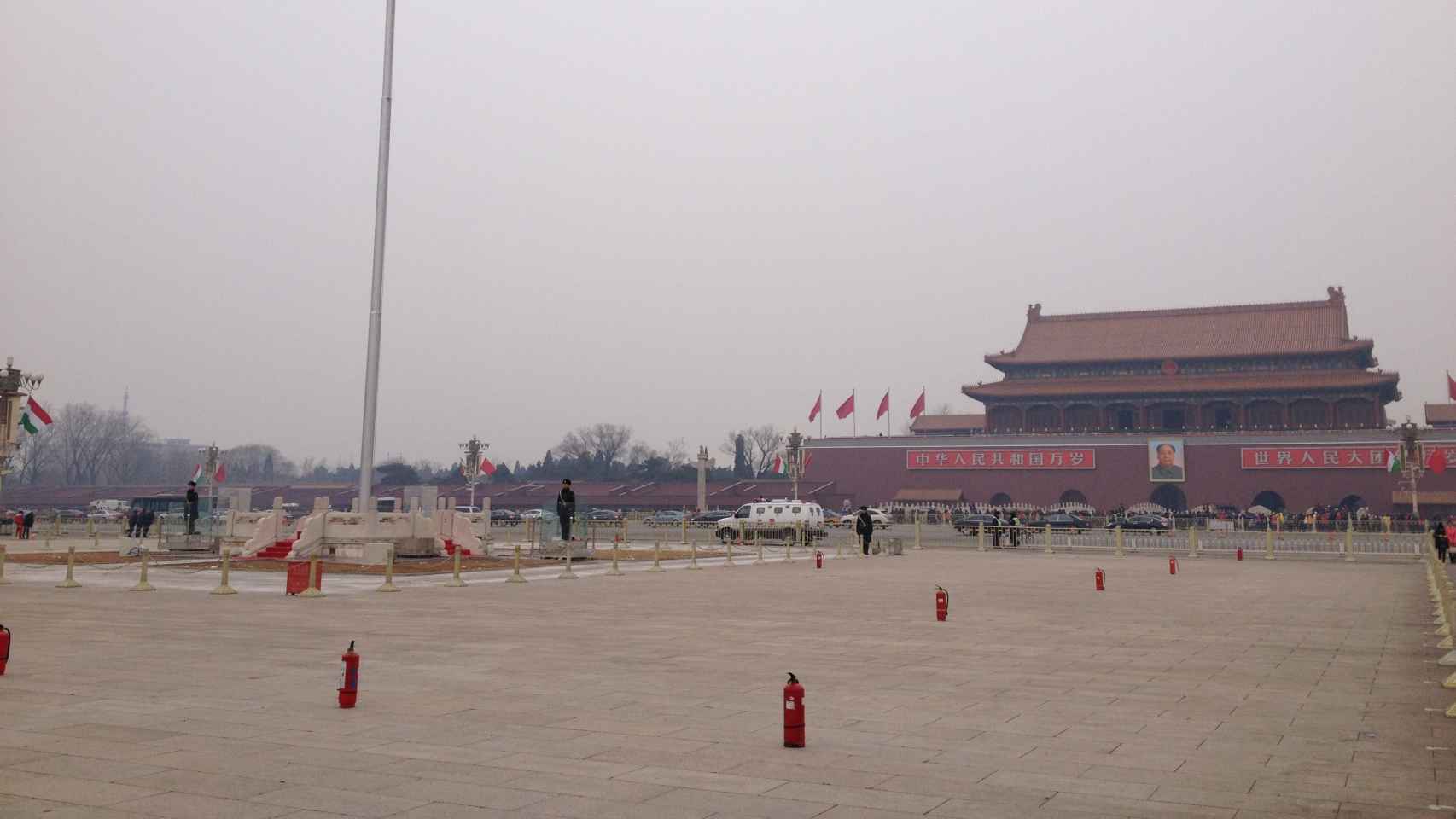 La plaza de Tiananmen luce desde hace unos años repleta de extintores.
