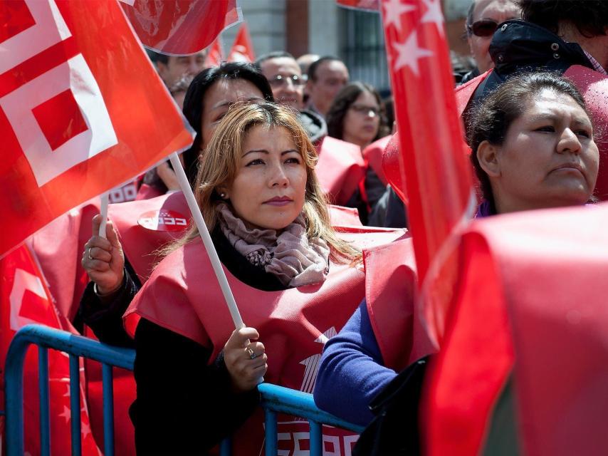 Una sindicalista en una manifestación