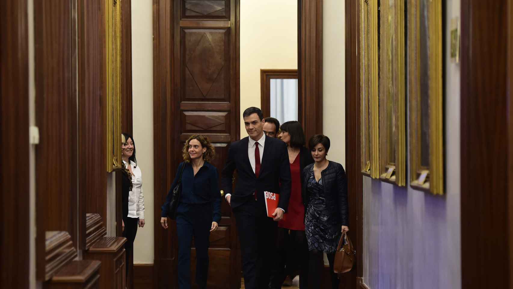 Pedro Sánchez con su equipo en los pasillos del Congreso este viernes