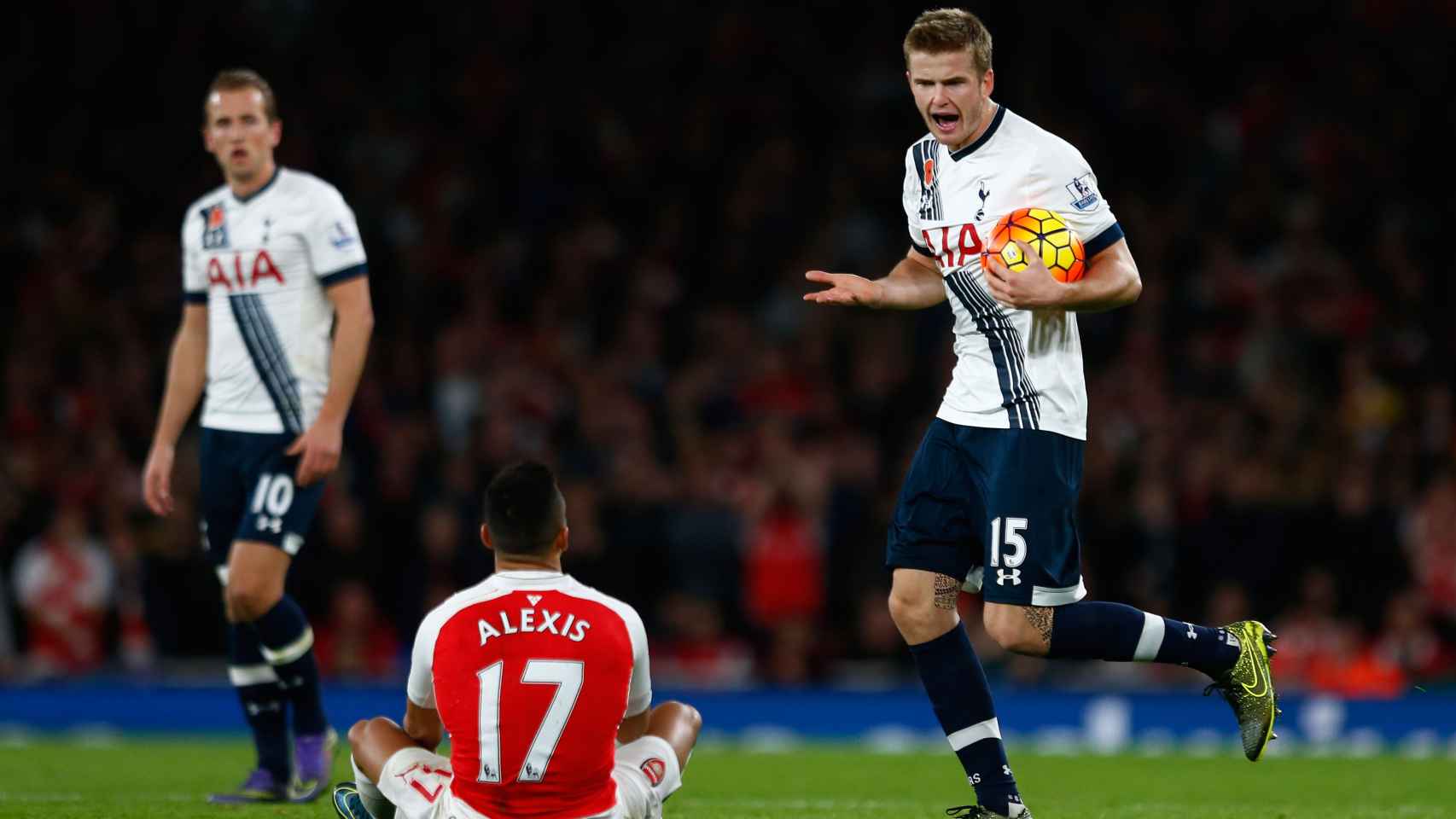 Eric Dier abronca a Alexis Sánchez en el Arsenal-Tottenham de noviembre.