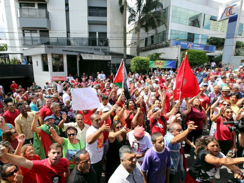 Protestas en favor del expresidente frente a su casa.