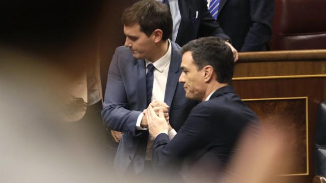 Pedro Sánchez saluda a Albert Rivera.