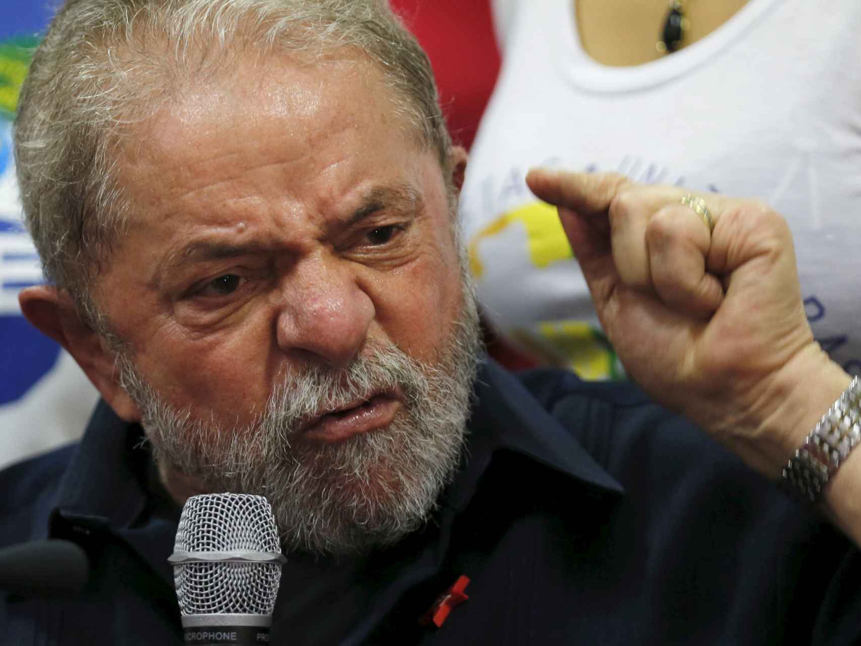 Lula habla con los medios tras su detención.