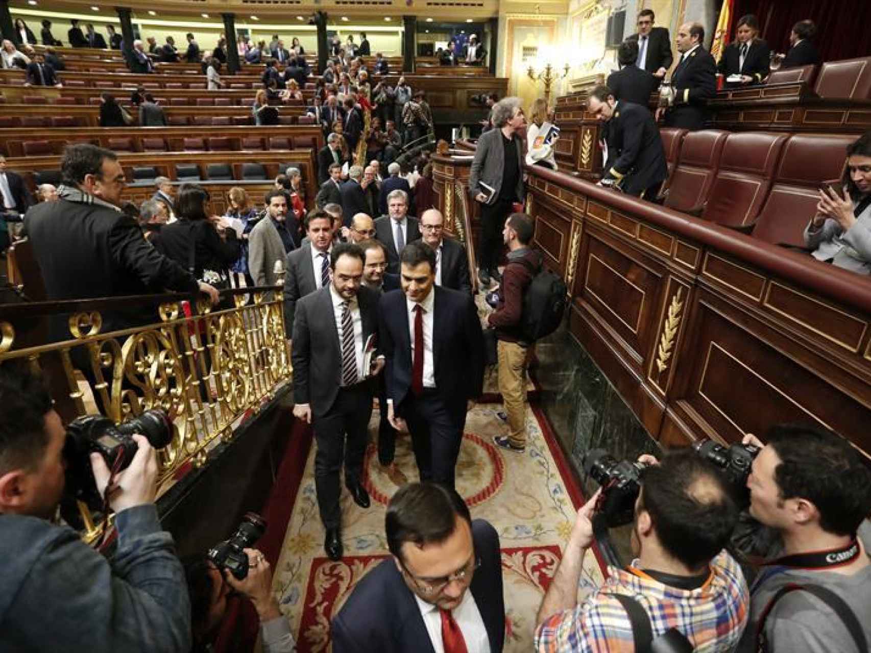 El secretario general del PSOE se dispone a abandonar el hemiciclo/Javier Lizón/EFE