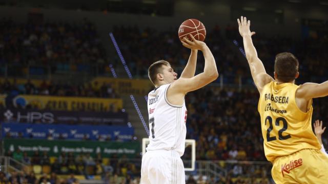 Luka Doncic tira ante Xavi Rabaseda durante el Gran Canaria-Real Madrid.