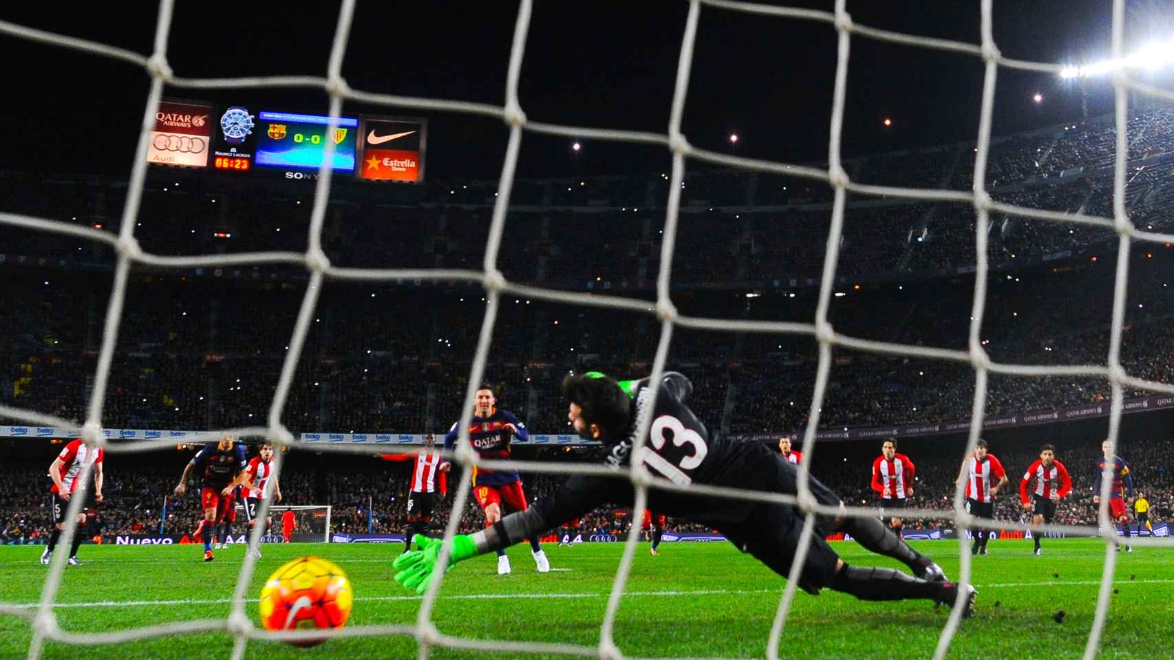 Messi lanza un penalti en un partido de Liga