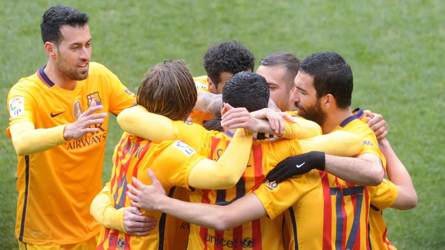 Los jugadores del Barcelona se abrazan tras un gol en Ipurua