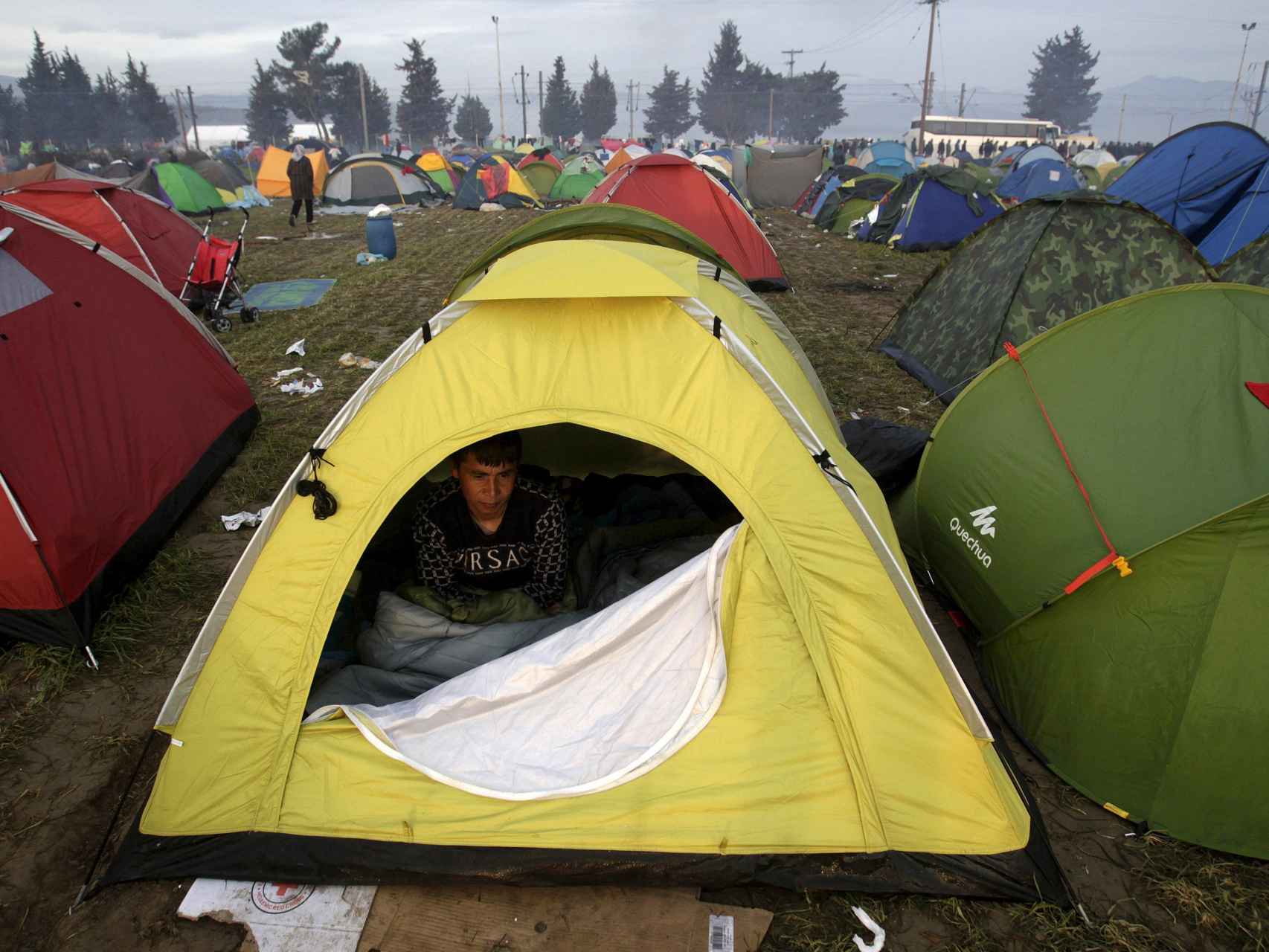 Un refugiado en el campamento entre Grecia y Macedonia.