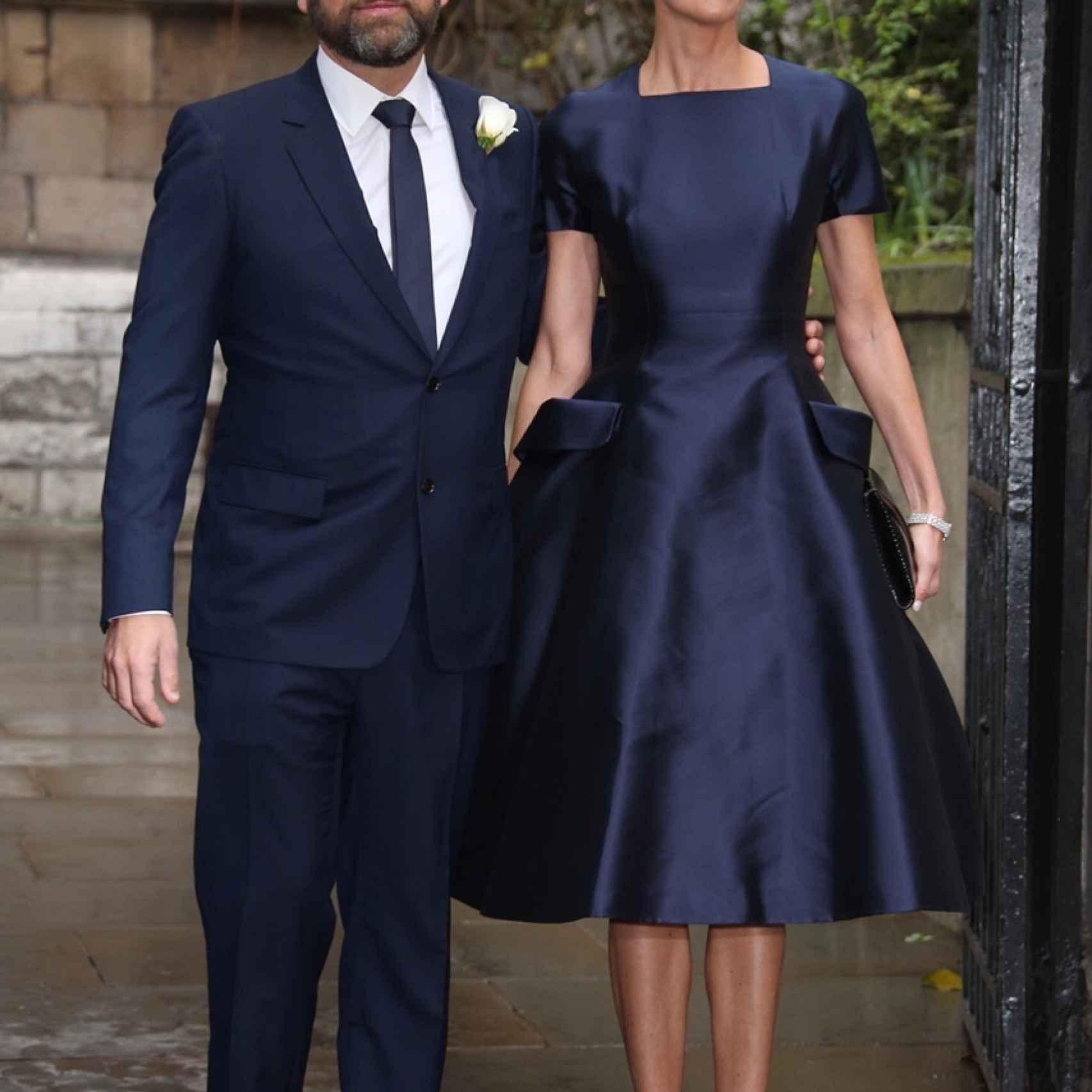 Lachlan Murdoch y Sarah Murdoch a las puertas de la capilla de Saint Bride en Londres