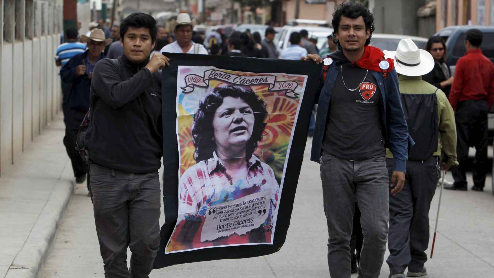 Simpatizantes de Berta Cáceres portan un estandarte con su rostro en La Esperanza.