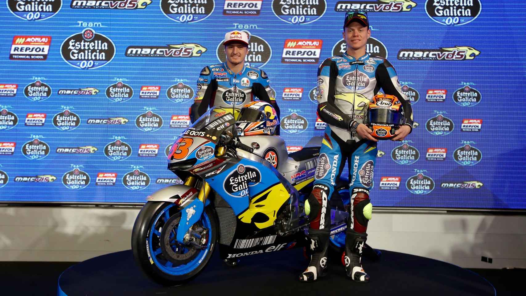 Tito Rabat, a la derecha, y Jack Miller posan con la Honda RC213V de MotoGP.