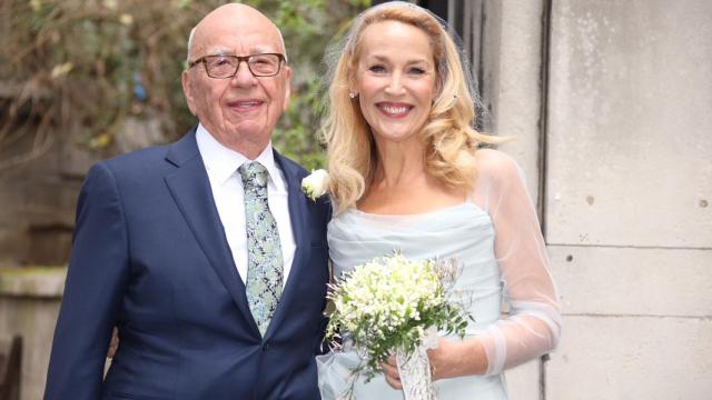 Murdoch y Hall felices tras la ceremonia religiosa con la que han bendecido su matrimonio