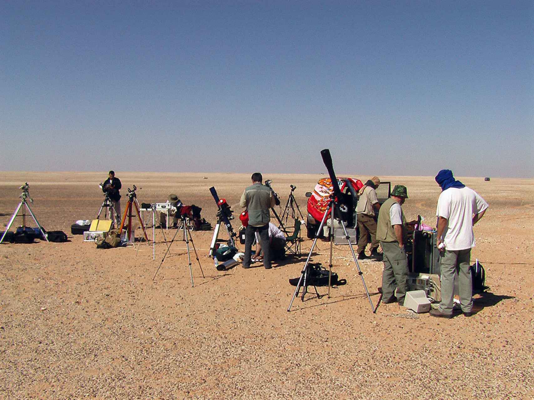 En el desierto de Libia, preparados para ver el eclipse.